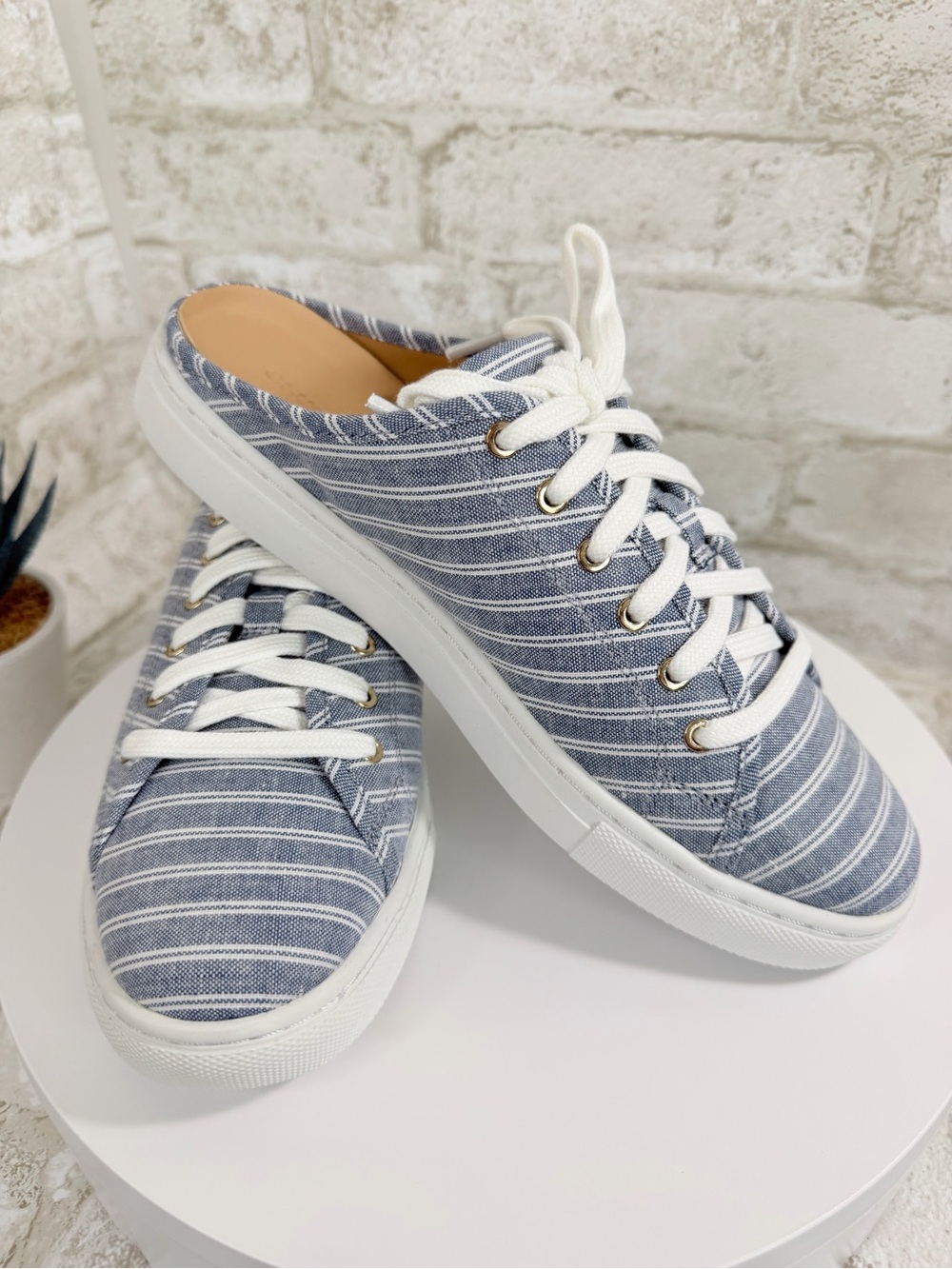 Club Monaco ($125) Striped Blue & White Low-Top Slip-on  Sneakers Women’s Size 7
